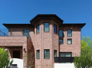 福岡県春日市紅葉が丘 新築 レンガ造りの家の外観 2階建て メルヘンな六角形の赤レンガの家