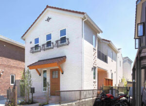 福岡県春日市紅葉が丘 新築 レンガ造りの家の外観 2階建て フランスの田舎風の白い家