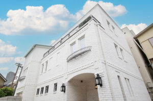 大阪　お城のようなゴージャスな新築一戸建て 白レンガ 外観写真 注文住宅の写真