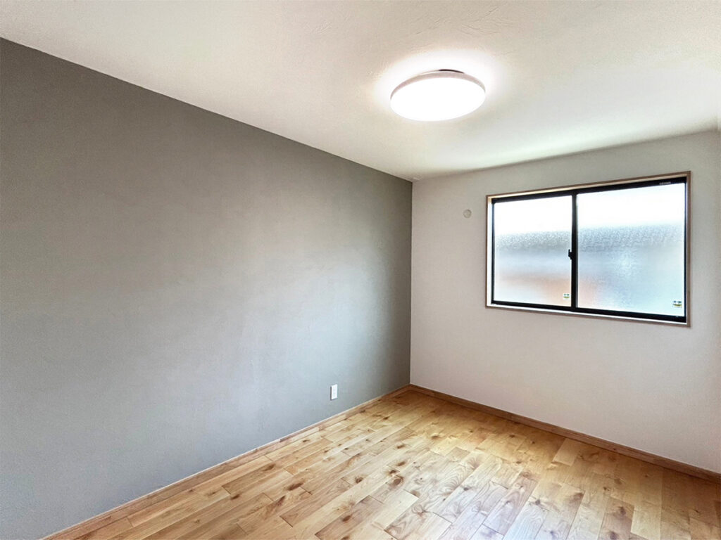 高知県高知市前里 分譲 一軒家 新築 平屋 レンガの家 4,658万円 約60坪 無垢材を使った部屋の写真