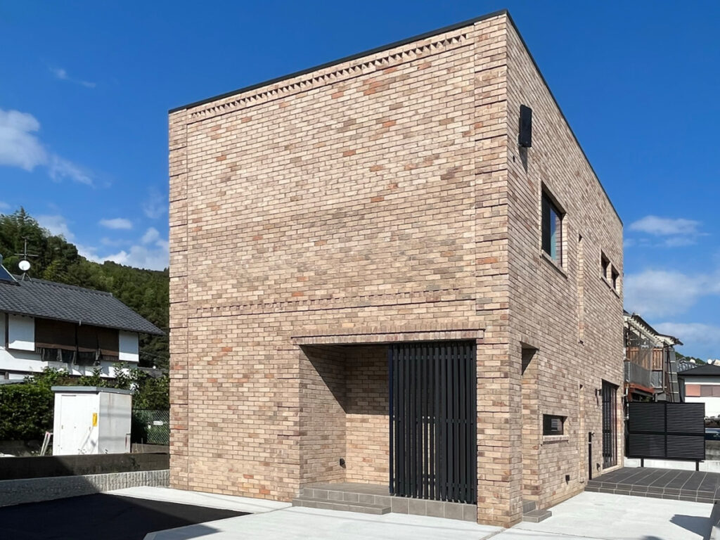 高知県高知市前里 新築2階建て ブラウンレンガの家 自然素材の内装 無垢材の床