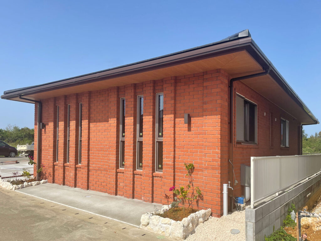 宮古島 新築 平屋 平良下里南腰原 無垢材とレンガを使った自然素材の建売物件 赤レンガの外観の写真