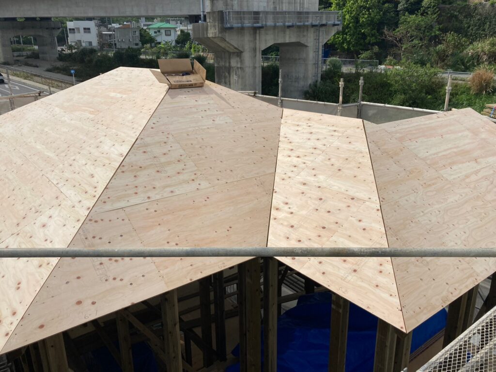 沖縄県沖縄市海邦 新築一戸建て 屋根の施工写真