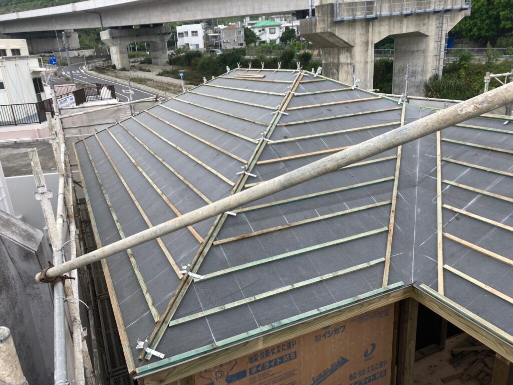 沖縄県沖縄市海邦 新築一戸建て 屋根の施工写真